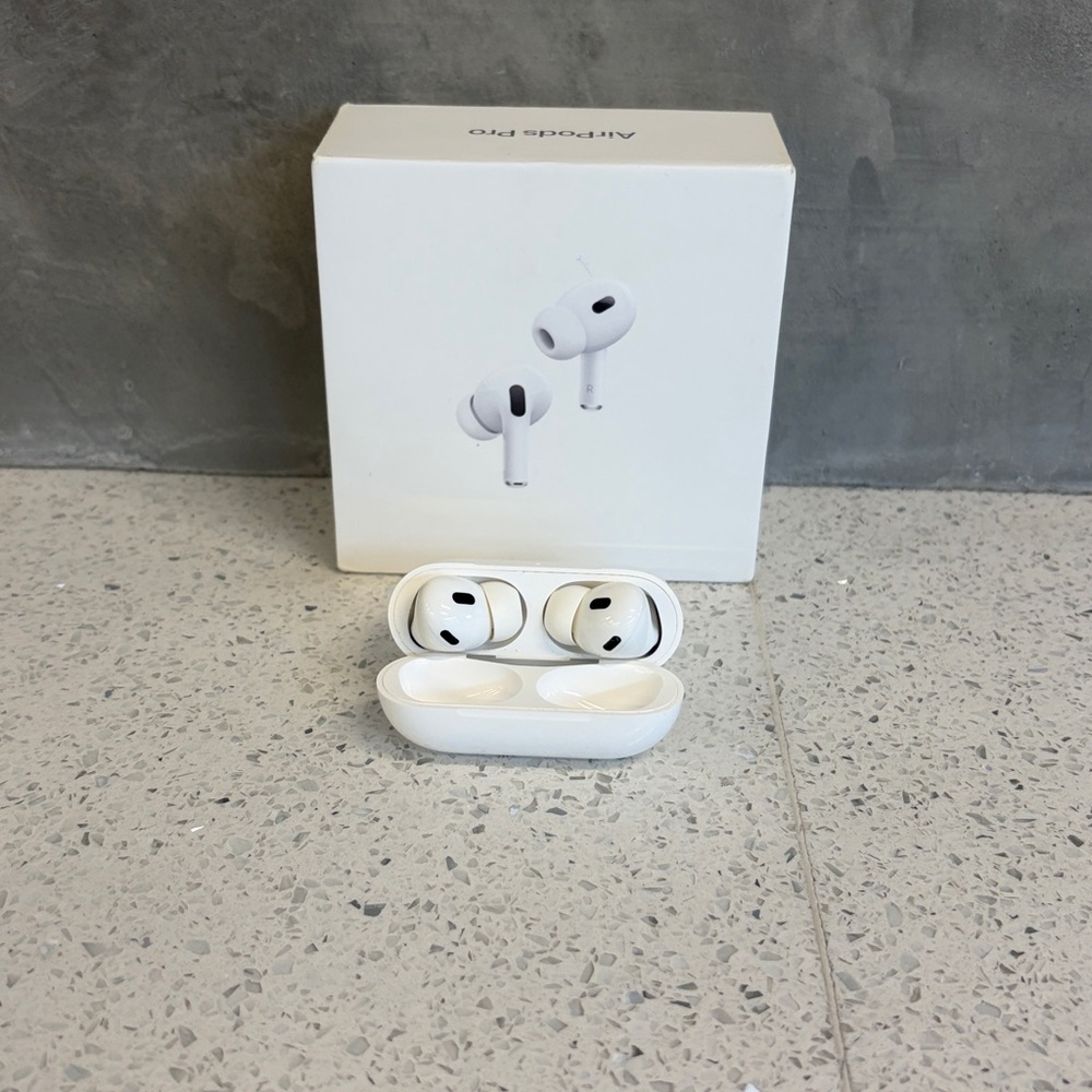 Apple AirPods Pro with White Charging Case. No scratches. Proctor case included